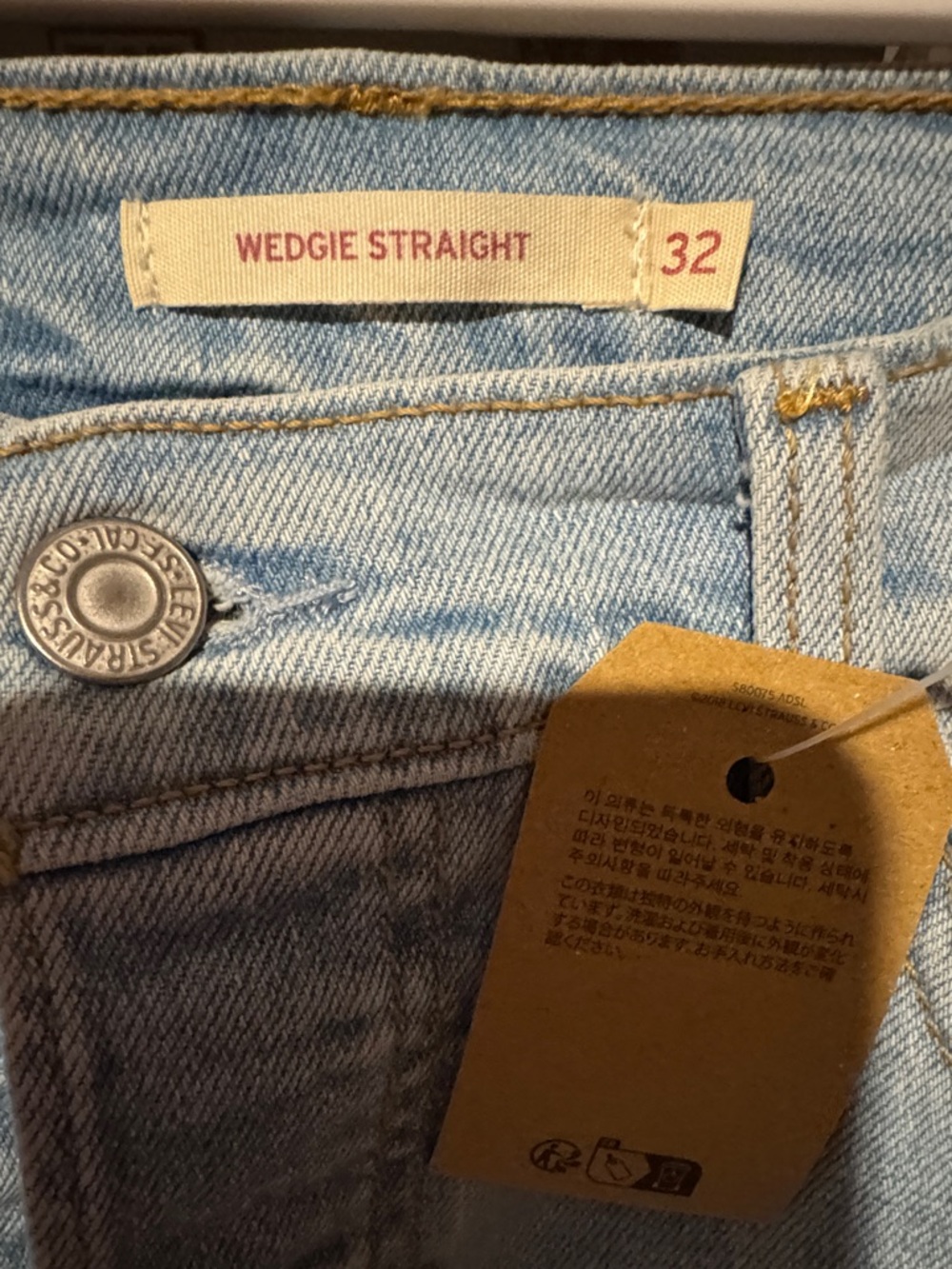 Size 32x28 Levi’s Wedgie Straight Jeans - Picture 2 of 6